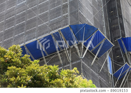 Image of fall arrest device for external scaffolding 89019153