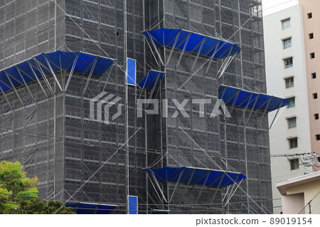 Image of fall arrest device for external scaffolding 89019154