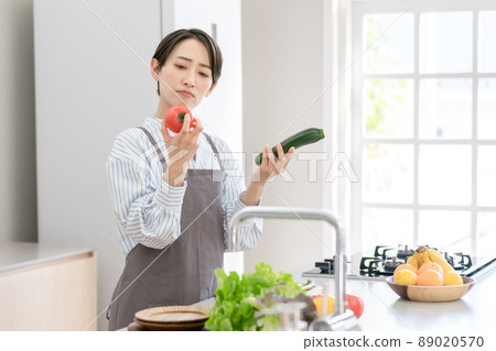 Kitchen vegetable dishes female apron 89020570