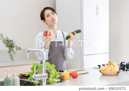 Kitchen vegetable dishes female apron 89020572