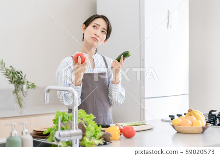 Kitchen vegetable dishes female apron 89020573