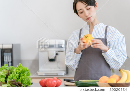 Kitchen vegetable dishes female apron Kitchen vegetable dishes female apron 89020584