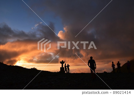 Jonendake：登山者在日出時觀看日出 89021414