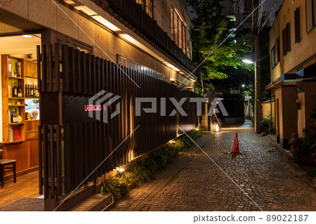 “東京”新宿區神樂坂後巷夜景 “東京”新宿區神樂坂後巷夜景 89022187