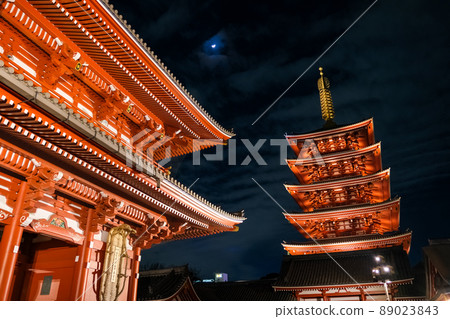 東京夜間淺草寺五層寶塔和寶藏門 89023843
