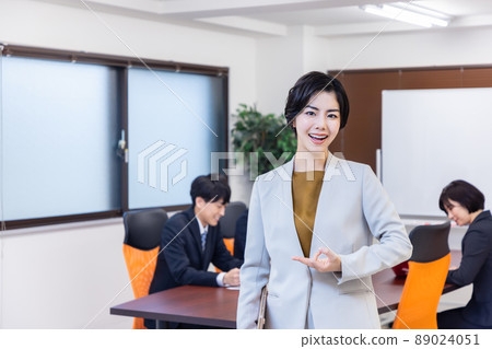 Business woman attending a meeting 89024051