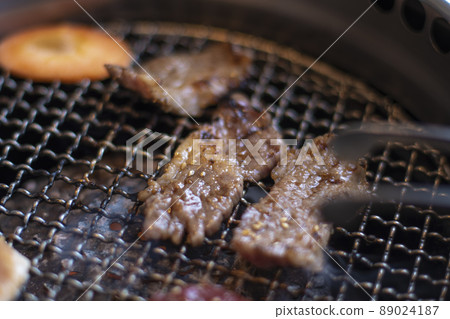 Grilled meat, ribs, BBQ, meat dishes, grilled, charcoal-grilled, delicious 89024187