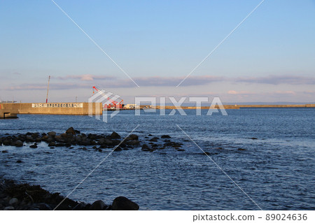 You can see the crane at the port from Nyotake-dori along the Anbo River in Yakushima, Kagoshima Prefecture. 89024636