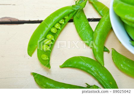 hearthy fresh green peas 89025042