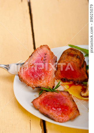 beef filet mignon grilled with vegetables 89025079