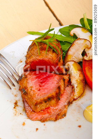beef filet mignon grilled with vegetables beef filet mignon grilled with vegetables 89025089
