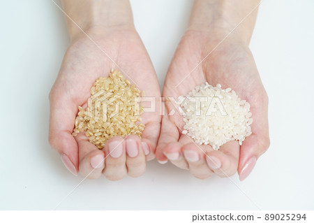 Hands with white rice and brown rice Hands with white rice and brown rice 89025294
