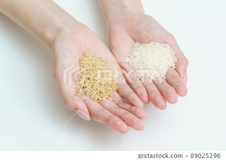 白米和糙米的手 89025296