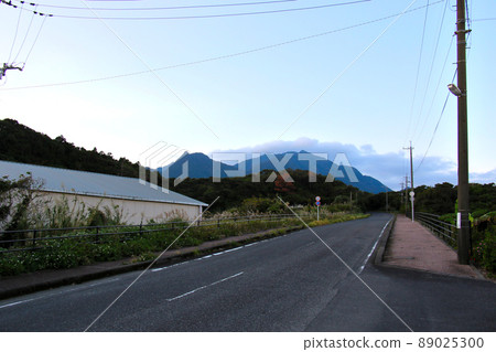 View of the mountains from the shopping center near Anbo Port in Yakushima, Kagoshima Prefecture, counterclockwise from the road heading for Route 77 89025300