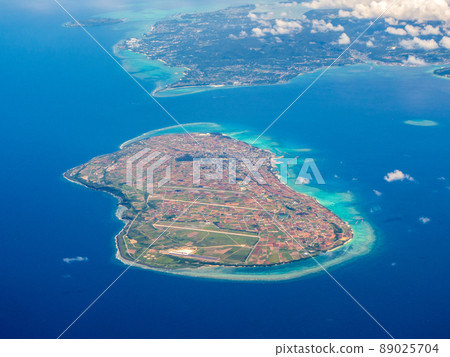 從飛機內看到的沖繩/伊江島 89025704