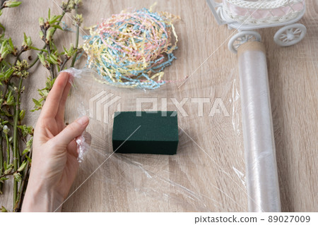 Instruction, step by step. Step 2 of 7. Stylish DIY home decoration. We place a damp floral sponge in the film 89027009