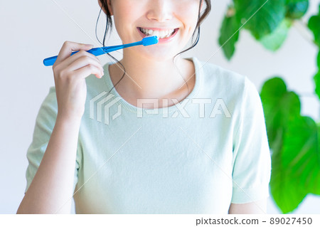 年輕女子刷牙 89027450