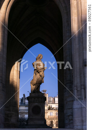 Tower Saint-Jacques in Paris with a statue of Nicolas Flamel 89027561