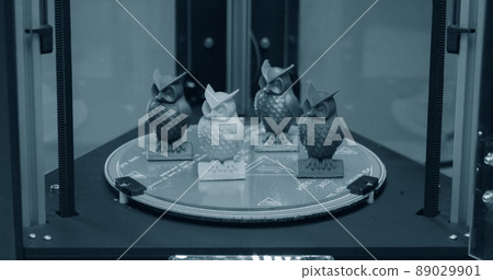 Several small objects in the form of owls stand on the working surface 89029901