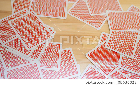 桌上一字排開的撲克牌_21 桌上一字排開的撲克牌_21 89030025