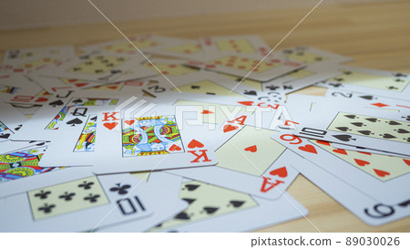 桌上一字排開的撲克牌_22 桌上一字排開的撲克牌_22 89030026