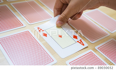 桌上一字排開的撲克牌_29 89030032
