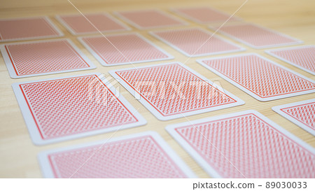 桌上一字排開的撲克牌_30 89030033