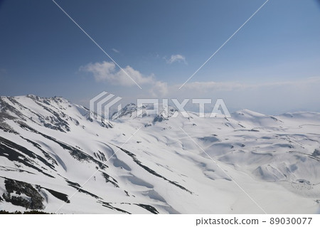[4月，富山縣]剩餘的雪季：從立山黑部阿爾卑斯山脈路線的別山（立山）看到的廣闊雪景（左：小山） 89030077