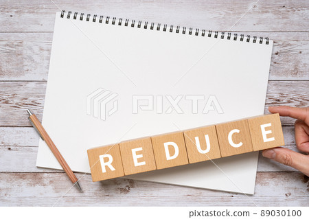 積木、筆記本、鋼筆、標有“REDUCE”的手 89030100