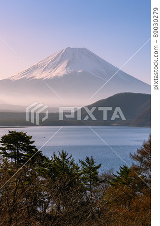 (Yamanashi Prefecture) Mt. Fuji and Lake Motosu surrounded by Asagiri 89030279