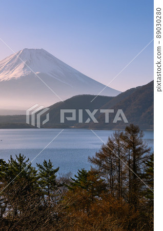 (Yamanashi Prefecture) Mt. Fuji and Lake Motosu surrounded by Asagiri 89030280