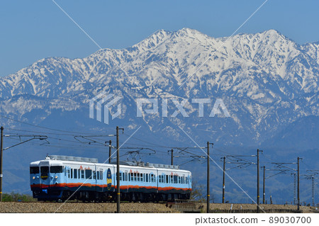 Tateyama mountain range of remaining snow and sightseeing train "13,000 shaku story" 89030700