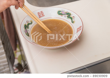 [Middle housewife makes rich soy sauce ramen soup] 89030909