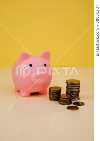 Piggy bank with coins. Vertical image 89031237