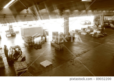 小田原漁港陽光普照的市場 89032200