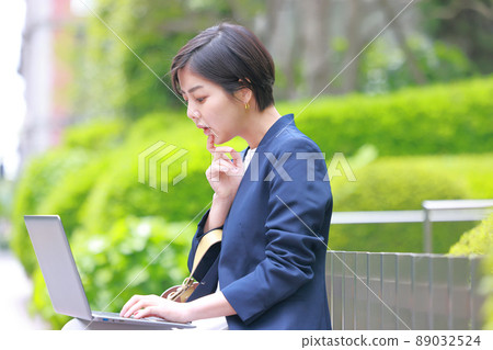 看著 PC 1 把手放在下巴上的女商人 89032524