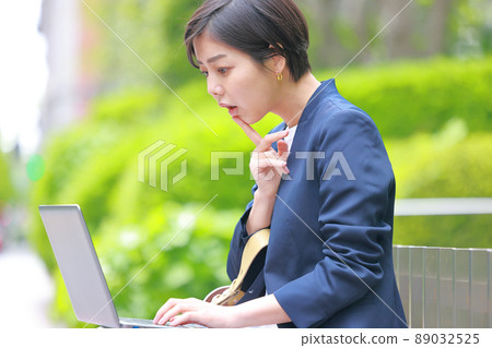 看著電腦,把手指放在下巴上,擔心 1 的女商人 看著電腦,把手指放在下巴上,擔心 1 的女商人 89032525