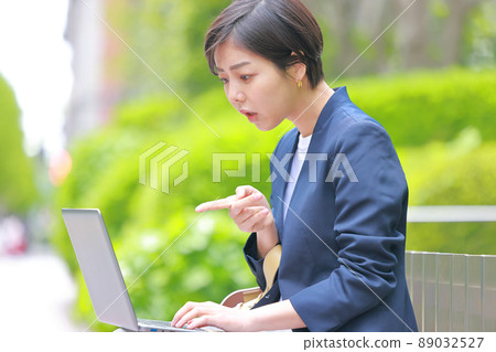 指向個人計算機 1 的女商人 指向個人計算機 1 的女商人 89032527