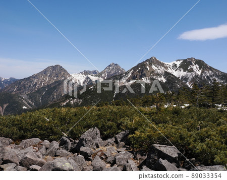 The peaks of Yatsugatake from the summit of Mt. 89033354