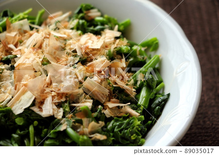 浸油菜籽和乾鰹魚 浸油菜籽和乾鰹魚 89035017