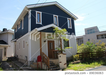 可愛的海軍藍和白色山牆屋頂窗邊框採用斯堪的納維亞風格,在藍天中熠熠生輝。 可愛的海軍藍和白色山牆屋頂窗邊框採用斯堪的納維亞風格,在藍天中熠熠生輝。 89036063