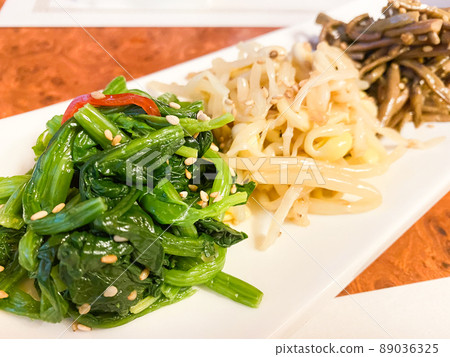 各種韓國家庭風味和 namul 各種韓國家庭風味和 namul 89036325