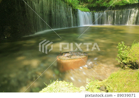 在初夏俯瞰白絲瀑布 89039071