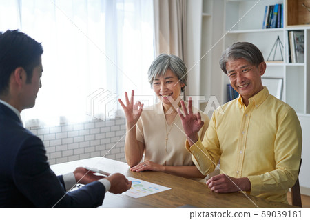 一對老夫婦在家里和推銷員交談 89039181