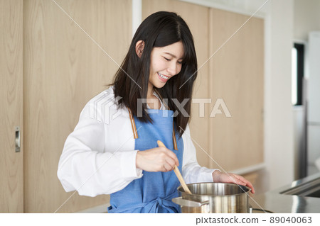 Woman making stewed dishes 89040063