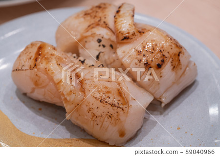 Grilled scallop nigiri sushi. Fresh scallop sashimi and vinegared rice. 89040966