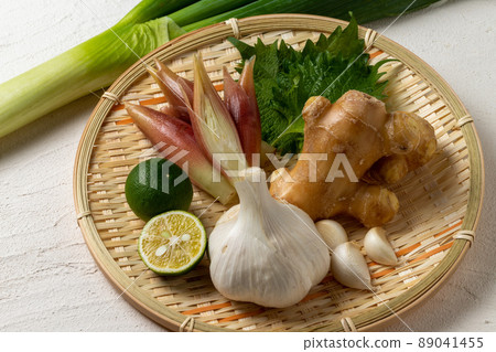 Assorted condiments 89041455