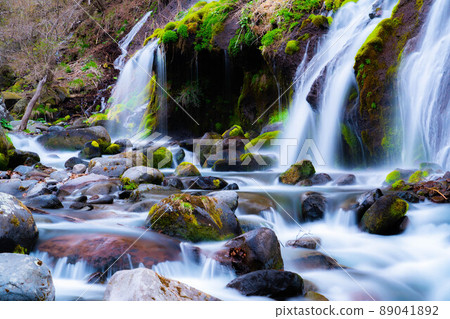 [Famous waterfall] Spring waterfall Slow shutter [Yamanashi Prefecture] 89041892