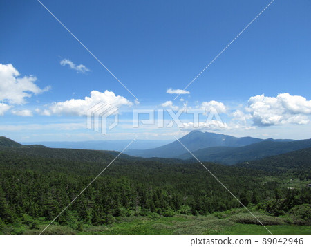 從八幡平山頂休息室展望台看到的岩手山 從八幡平山頂休息室展望台看到的岩手山 89042946