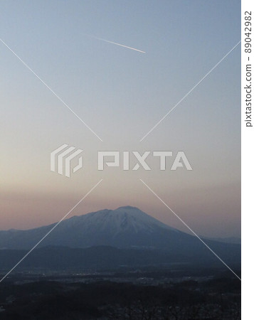 岩手山和黃昏的凝結尾跡 89042982